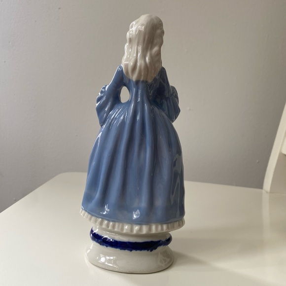 Vintage Elegant Blue and White Porcelain Figurine with Gold accents - Picture 12 of 13